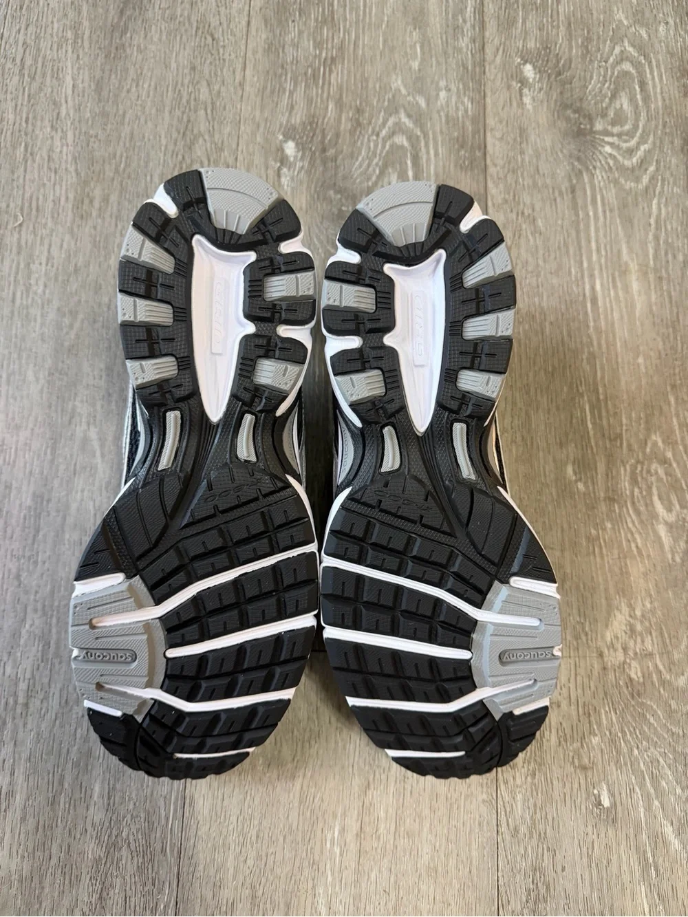 Saucony Men's Black and Silver Athletic Running Shoes